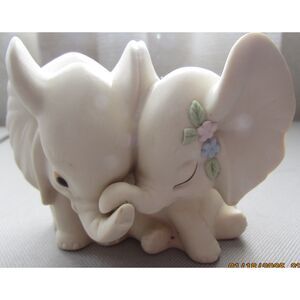 Homco 1993 snuggle elephants wrapped trunks sweet figurine